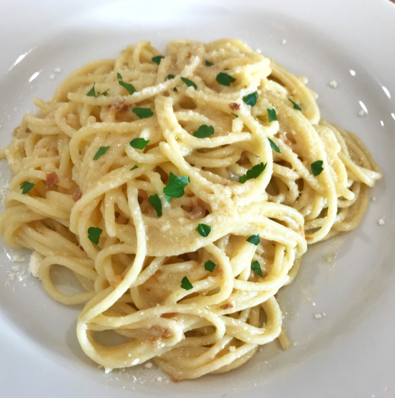 Spaghetti cheese and pepper