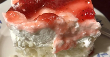 bueesitemr-HOW-TO-MAKE-STRAWBERRY-SHORTCAKE-CAKE-WITH-CREAM-CHEESE-FROSTING.